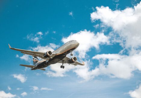 Strategie minimalizowania skutków opóźnienia lotu Ryanair: Jak wykorzystać ten czas na lotnisku na swoją korzyść?